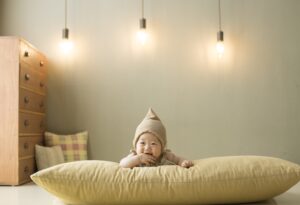bébé grimpe sur matelas