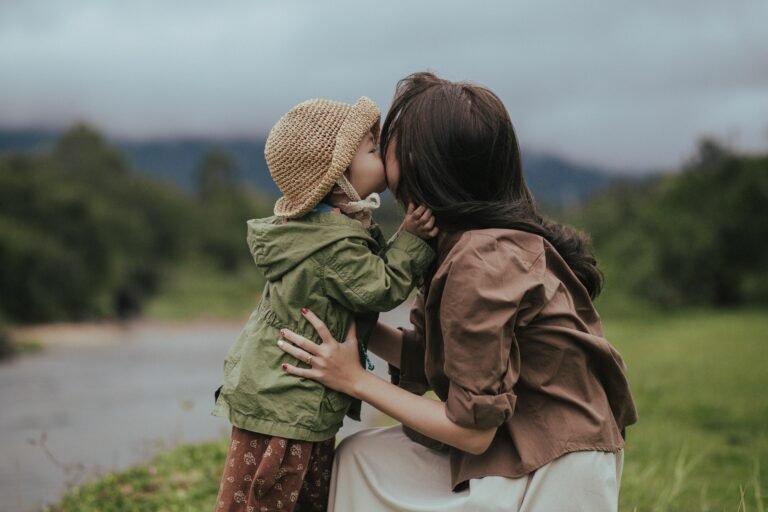 Enfant qui embrasse sa maman